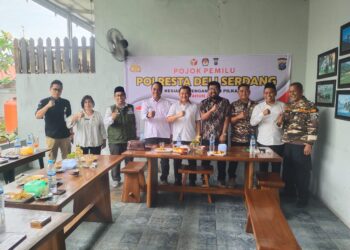 FOTO BERSAMA: Dir Intelkam Polda Sumut, Kombes Pol. Dwi Indra Maulana, S. IK. foto bersama Kasubdit Politik Dit Intelkam Polda Sumut, AKBP Ahyan, S.Sos., MM, Kabag Ops Polresta Deli Serdang serta lainnya menciptakan harkamtibmas jelang Pilkada, Rabu (22/5/2024). (Foto Dok/ Polresta DS)