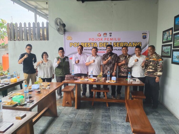 FOTO BERSAMA: Dir Intelkam Polda Sumut, Kombes Pol. Dwi Indra Maulana, S. IK. foto bersama Kasubdit Politik Dit Intelkam Polda Sumut, AKBP Ahyan, S.Sos., MM, Kabag Ops Polresta Deli Serdang serta lainnya menciptakan harkamtibmas jelang Pilkada, Rabu (22/5/2024). (Foto Dok/ Polresta DS)