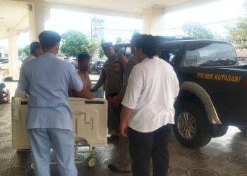 Polisi dari Polsek Kutasari Polres Purbalingga membantu mengamankan seorang pria yang mengamuk dan membuat resah warga di Desa Munjul, Kecamatan Kutasari, Kabupaten Purbalingga, Rabu (23/5/2024) sore. Setelah diamankan pria tersebut kemudian dibawa ke rumah sakit untuk mendapatkan pengobatan. Sebab pria tersebut memiliki gangguan kejiwaan dan kerap mengamuk, masuk rumah, memukul dan membuat takut warga sekitar.