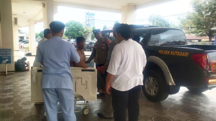Polisi dari Polsek Kutasari Polres Purbalingga membantu mengamankan seorang pria yang mengamuk dan membuat resah warga di Desa Munjul, Kecamatan Kutasari, Kabupaten Purbalingga, Rabu (23/5/2024) sore. Setelah diamankan pria tersebut kemudian dibawa ke rumah sakit untuk mendapatkan pengobatan. Sebab pria tersebut memiliki gangguan kejiwaan dan kerap mengamuk, masuk rumah, memukul dan membuat takut warga sekitar.