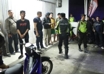 PERIKSA : Personel gabungan Polres Sergai memeriksa pemuda yang sedang berkumpul-kumpul saat menggelar patroli skala besar, Rabu (22/5/2024) malam. (Foto Dok/Humas Polres)