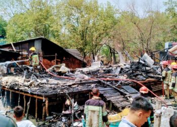 TINGGAL PUING: Empat rumah panggung di Lingkungan 11, Kelurahan Bahari, Medan Belawan, tinggal puing, setelah dilalap api, Kamis (23/5/2024).(Foto Dok/ warga)