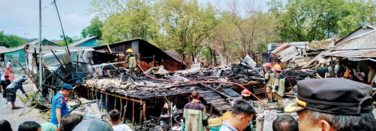 TINGGAL PUING: Empat rumah panggung di Lingkungan 11, Kelurahan Bahari, Medan Belawan, tinggal puing, setelah dilalap api, Kamis (23/5/2024).(Foto Dok/ warga)