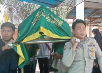 Petugas polisi turut berpartisipasi dalam prosesi penguburan dan memberikan dukungan moral kepada keluarga yang ditinggalkan.