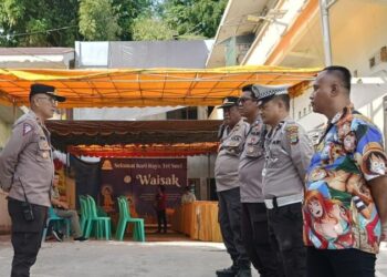 Polsek Wenang, Sulawesi Utara, telah melaksanakan pengamanan dengan ketat dalam rangka Hari Tri Suci Waisak 2568 BE / 2024 di Vihara Dhammadipa. Kegiatan ini dipimpin langsung oleh Kapolsek Wenang, Kompol Romel.