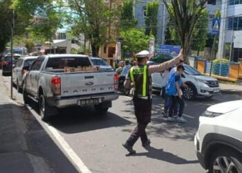 Satuan Lalu Lintas (Sat Lantas) terus berupaya meningkatkan keamanan dan kelancaran lalu lintas di jalan raya. Hal ini terlihat dari kegiatan yang dilakukan oleh petugas Sat Lantas dalam melakukan pengaturan di jalan raya pada hari ini, Kamis (23/5/2024).