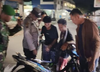TERTIBKAN : Kanit Reskrim Polsek Tanjungberingin, Ipda Ismail Har bersama personel gabungan menertibkan pengendara sepeda motor yang tidak melanggar peraturan lalu lintas saat menggelar patroli dan razia gabungan, Kamis (23/5/2024). (Foto Dok/Polsek Tanjungberingin)