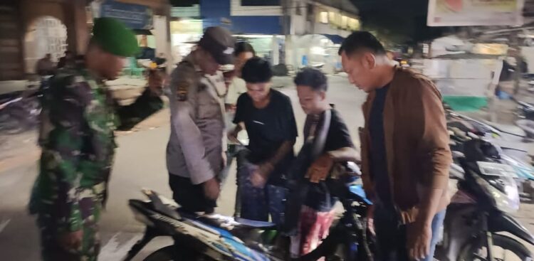 TERTIBKAN : Kanit Reskrim Polsek Tanjungberingin, Ipda Ismail Har bersama personel gabungan menertibkan pengendara sepeda motor yang tidak melanggar peraturan lalu lintas saat menggelar patroli dan razia gabungan, Kamis (23/5/2024). (Foto Dok/Polsek Tanjungberingin)