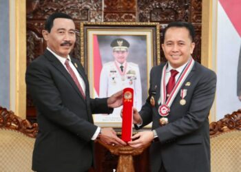 Penghargaan Kartika Pamong Praja Madya dari Institut Pemerintahan Dalam Negeri (IPDN) yang diserahkan langsung oleh Rektor IPDN Profesor Hadi Prabowo di Balairung Jenderal Rudini Kampus IPDN, Jatinangor, Jawa Barat.