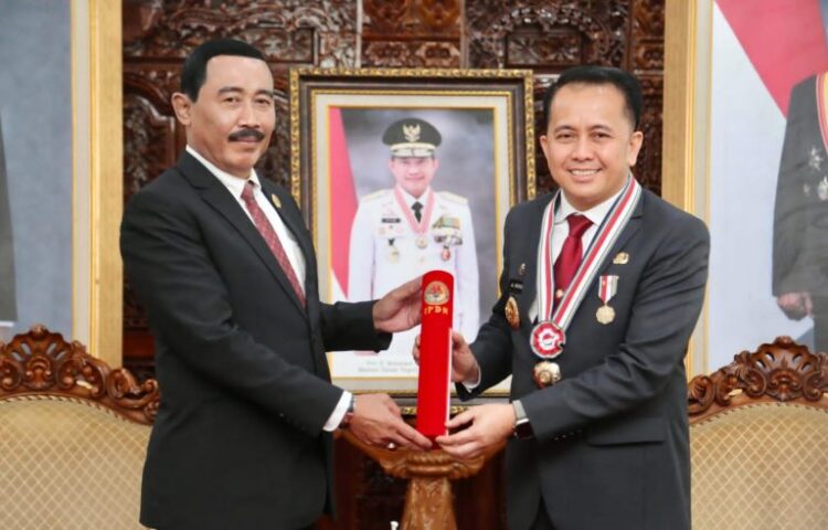 Penghargaan Kartika Pamong Praja Madya dari Institut Pemerintahan Dalam Negeri (IPDN) yang diserahkan langsung oleh Rektor IPDN Profesor Hadi Prabowo di Balairung Jenderal Rudini Kampus IPDN, Jatinangor, Jawa Barat.