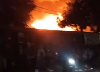 TERBAKAR: Gudang gas elpiji di Jalan Medan-Batang Kuis Gang Mandor Jono Desa Sei Rotan, Kecamatan Perut Sei Tuan, Kabupaten Deli Serdang terbakar dan terdengar beberapa kali ledakan keras, Kamis (23/5/2024).(Foto Dok/Warga)