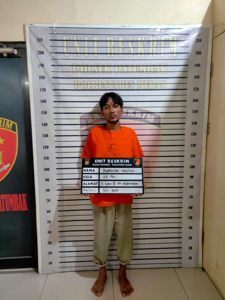 DIAMANKAN : IN (28) pelaku pencurian 2 HP milik korbannya, Tetty Diana Br Sirait (38) di Garu III Kelurahan Harjosari I Kecamatan Medan Amplas diamankan Polsek Patumbak, Kamis (23/5/2024) sekira pukul 21.00 WIB. (Foto Dok/ Polsek Patumbak)