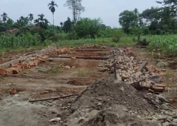 DIRUBUHKAN: Tembok rumah yang sedang dibangun di Jalan Selambo Toba Desa Amplas, Kecamatan Percut Sei Tuan, Deliserdang dirubuhkan preman suruhan, Jumat (24/5/2024).(Foto Dok/ Warga)