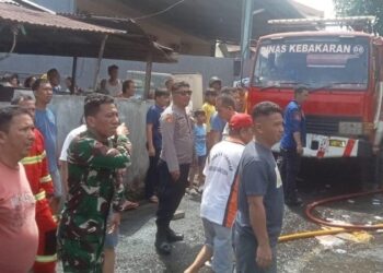 Kebakaran melanda Kelurahan Teling Atas Lingkungan IX, Kecamatan Wanea, Kota Manado pada hari Kamis, 23 Mei 2024. Kebakaran tersebut menghanguskan tiga unit rumah semi permanen yang menjadi tempat tinggal bagi empat keluarga.