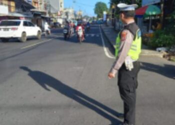 Personel Satuan Lalu Lintas (Sat Lantas) Polresta Manado kembali menggelar operasi rutin bertajuk “Pos Cakalang” di berbagai titik strategis kota Manado. Operasi ini bertujuan untuk mencegah kemacetan dan menindak pelanggaran lalu lintas yang dapat membahayakan keselamatan pengguna jalan, Jumat (24/5/2024).