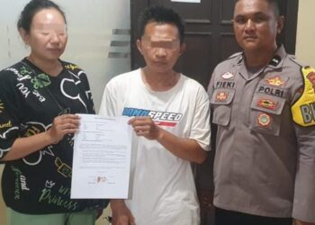 Bhabinkamtibmas Kelurahan Maasing, Lingkungan III, Kecamatan Tuminting, Kota Manado, berhasil menyelesaikan kasus Kekerasan Dalam Rumah Tangga (KDRT) yang terjadi pada hari Senin, 21 Mei 2024. Kejadian ini mengguncang warga setempat dan memerlukan penanganan cepat dan tepat dari aparat kepolisian.