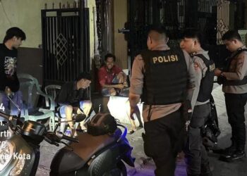 Rayon Samapta Polresta Manado melakukan patroli rutin di wilayah Kelurahan Banjer, Kecamatan Tikala. Patroli ini difokuskan di Lingkungan IV, V, dan VI untuk mencegah potensi gangguan Kamtibmas yang dapat mengganggu kenyamanan warga setempat, Kamis (23/5/2024) malam.