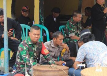 Bhabinkamtibmas Polsek Wangon Polresta Banyumas menghadiri sekaligus pengamanan kegiatan adat apitan di grumbul Gandarusa Desa Cikakak Kec Wangon Kab Banyumas.