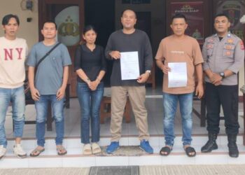 Personel Polsek Bunaken berhasil menyelesaikan konflik antara warga yang terjadi di wilayah hukum mereka melalui metode problem solving. Selisih paham yang melibatkan dua keluarga di Kelurahan Bunaken itu sempat menimbulkan ketegangan di lingkungan sekitar, Sabtu (25/5/2024).