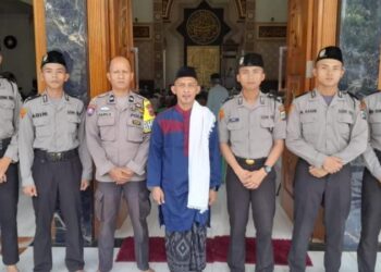Polsek Jajaran Polresta Manado melakukan patroli keamanan, yang dikenal sebagai “Paja Somat” (Patroli Jumat Aman Tentram), di sejumlah masjid di wilayah hukum Polresta Manado, Jumat (24/5/2024).