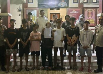 Personel Polsek Bunaken berhasil menyelesaikan kasus pengrusakan properti melalui pendekatan problem solving yang efektif. Kejadian yang sempat menimbulkan kekhawatiran di masyarakat tersebut berhasil diatasi dengan pendekatan yang mengedepankan dialog dan mediasi.