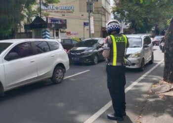 Personel Satuan Lalu Lintas (Sat Lantas) Polres setempat kembali melaksanakan kegiatan pengaturan lalu lintas di beberapa titik jalan raya utama di kota. Kegiatan ini bertujuan untuk memastikan kelancaran arus lalu lintas dan meningkatkan kenyamanan serta keamanan bagi para pengendara.