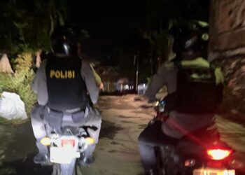 Personel Rayon Samapta Polres Jakarta Barat melaksanakan patroli presisi di wilayahnya untuk meningkatkan keamanan dan kenyamanan warga. Patroli yang berlangsung pada hari ini melibatkan sejumlah anggota, Jumat (24/5/2024) malam.