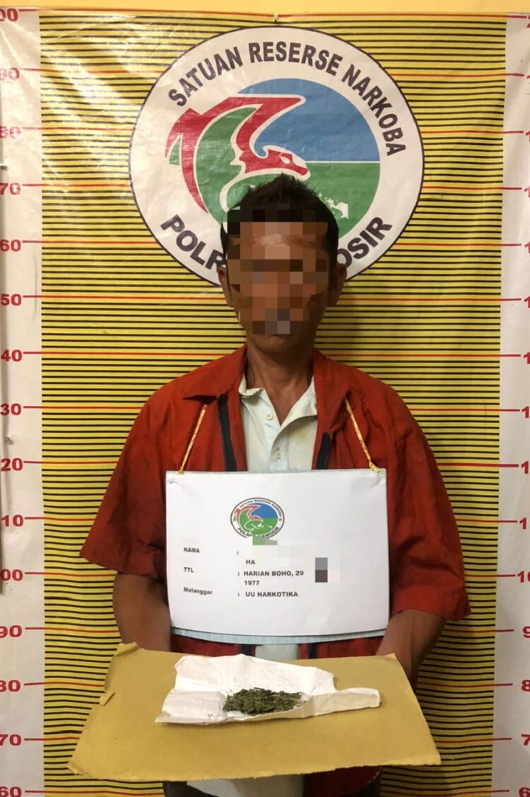 Sat Narkoba Polres Samosir berhasil mengamankan seorang laki-laki dewasa berinisial PTHS warga Kecamatan Harian Kabupaten Samosir, atas dugaan kepemilikan narkotika jenis ganja. Barang bukti yang disita dari tersangka adalah satu paket kertas putih berisi diduga narkotika jenis ganja seberat 1,30 gram brutto.