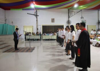 Komisi Pemilihan Umum (KPU) Daerah Kabupaten Nias Barat laksanakan pelantikan 315 orang Panitia Pemungutan Suara (PPS) pada pemilihan Gubernur dan Wakil Gubernur, Bupati dan Wakil Bupati, Wali Kota dan Wakil Wali Kota tahun 2024, laki-laki sebanyak 187 orang dan perempuan 117 orang. Acara ini berlangsung di Aula Tokosa Hall Nias Barat dan dihadiri oleh berbagai pejabat daerah, Bawaslu Kabupaten Nias Barat, TNI, Polri, anggota KPU, serta masyarakat setempat. Pelantikan PPS ini merupakan langkah penting dalam rangka persiapan pelaksanaan pemilihan umum yang adil dan transparan. Minggu 26/05/2024
