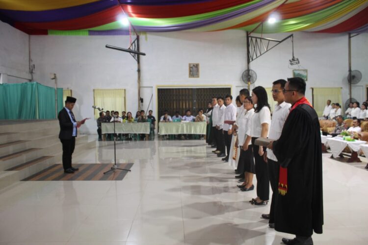 Komisi Pemilihan Umum (KPU) Daerah Kabupaten Nias Barat laksanakan pelantikan 315 orang Panitia Pemungutan Suara (PPS) pada pemilihan Gubernur dan Wakil Gubernur, Bupati dan Wakil Bupati, Wali Kota dan Wakil Wali Kota tahun 2024, laki-laki sebanyak 187 orang dan perempuan 117 orang. Acara ini berlangsung di Aula Tokosa Hall Nias Barat dan dihadiri oleh berbagai pejabat daerah, Bawaslu Kabupaten Nias Barat, TNI, Polri, anggota KPU, serta masyarakat setempat. Pelantikan PPS ini merupakan langkah penting dalam rangka persiapan pelaksanaan pemilihan umum yang adil dan transparan. Minggu 26/05/2024
