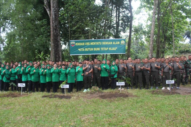 Danrindam I/BB Kolonel Inf Charles B.P. Sagala, S.H., M.I.P., M.Han. beserta Ibu Ketua Persit Kartika Chandra Kirana Cabang X Rindam PD I/BB Ny. Donna Charles B.P. Sagala.Minggu,( 26/05/2024). Lokasinya taman SECABA RindamI/ BB Pukul 07:00 Wib.