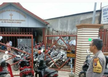 BERI PENJAGAAN: Personel Polsek Patumbak beri pengamanan Ibadah Minggu, di Gereja Katolik Martoba , Minggu (26/5/2024). (Foto Dok/ Polsek).