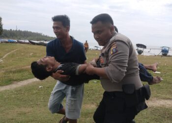 Pada hari Sabtu, 25 Mei 2024 sekitar pukul 13.30 WIB, sebuah perahu nelayan terbalik sekitar 100 meter dari pinggir Pantai Sirombu. Kejadian ini mengejutkan masyarakat setempat dan mengundang perhatian dari pihak berwenang serta warga yang berada di sekitar lokasi kejadian.