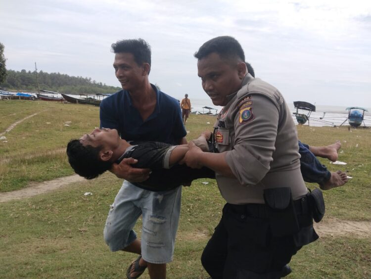 Pada hari Sabtu, 25 Mei 2024 sekitar pukul 13.30 WIB, sebuah perahu nelayan terbalik sekitar 100 meter dari pinggir Pantai Sirombu. Kejadian ini mengejutkan masyarakat setempat dan mengundang perhatian dari pihak berwenang serta warga yang berada di sekitar lokasi kejadian.