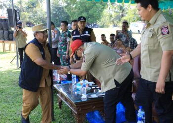 Penjabat Bupati Aceh Utara Dr Mahyuzar, MSi, mengukuhkan terbentuknya Pengurus Kampung Siaga Bencana (KSB) Kecamatan Banda Baro, Senin, 27 Mei 2024.