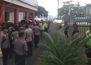 Personel Polresta Manado melaksanakan pengamanan kegiatan Pesta Rakyat Hillary Brigita Lasut (HBL) 2024 yang berlangsung di Pohon Kasih, Kawasan Mega Mas, Manado. Kegiatan ini merupakan bagian dari rangkaian acara yang diselenggarakan oleh Hillary Brigita Lasut untuk merayakan kebersamaan dan mempererat tali silaturahmi dengan masyarakat, Sabtu (25/5/2024).
