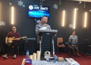 Kasat Binmas Polresta Manado, Kompol Arie Najoan, memimpin kegiatan Minggu Kasih yang diselenggarakan di Gereja Bethel Indonesia City Tower, Kelurahan Bumi Nyiur, Kecamatan Wanea, Pada hari Minggu, tanggal 26 Mei 2024, pukul 09.00 WITA