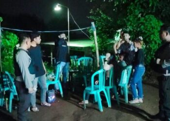 p

Personel Kepolisian Resor Kota (Polresta) Manado melaksanakan kegiatan sambang warga di malam hari. Kegiatan ini bertujuan untuk mendekatkan polisi dengan masyarakat serta menyampaikan pesan-pesan terkait keamanan dan ketertiban masyarakat (kamtibmas).