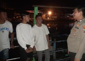 Polsek Tuminting, salah satu kecamatan yang berada di Kota Manado, terus berupaya meningkatkan pelayanan kepada masyarakat melalui inovasi kegiatan yang lebih dekat dengan warga. Salah satunya adalah melalui kegiatan “Dor to Dor, Baronang, Bapontar, Pokdar, dan Sambang Wilayah” yang dilakukan secara rutin oleh jajaran polisi setempat, Sabtu (25/5/2024) malam.