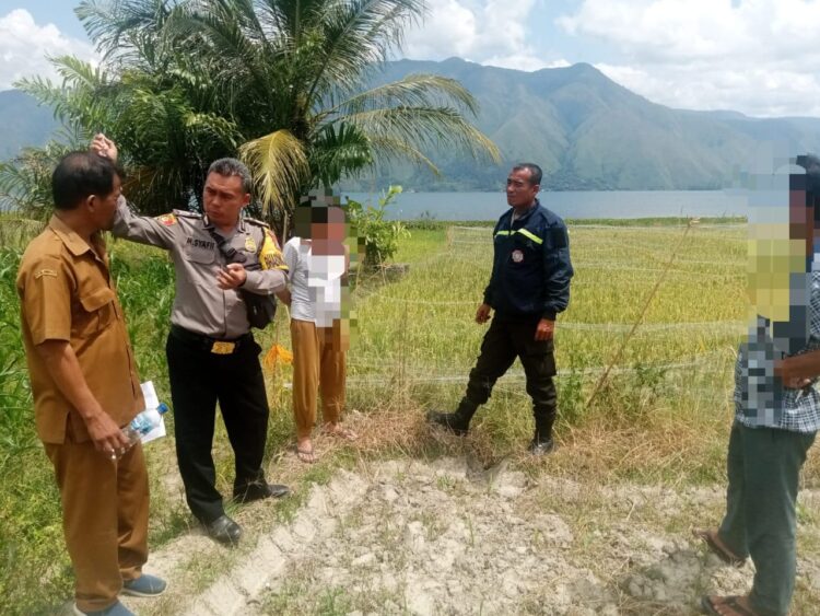 Personil Polsek Palipi segera merespons informasi dugaan penyerobotan lahan yang terjadi di Desa Palipi Kecamatan Palipi Kabupaten Samosir. Tiga personil yang dipimpin oleh AIPDA A.M Hutabarat langsung menuju Tempat Kejadian Perkara (TKP) sesuai dengan informasi yang diterima (27/05/2024).