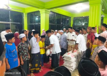 Masyarakat Gampong Tunong Krueng, Kecamatan Paya Bakong, Kabupaten Aceh Utara, memberikan santunan kepada 45 anak yatim semukiman Seuleumak yang bertempat di Kantor Geuchik setempat, Senin 27 Mei 2024.