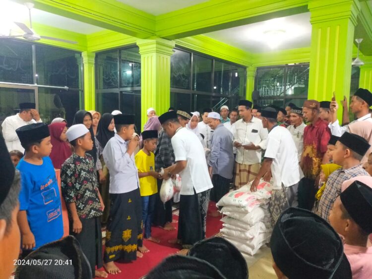 Masyarakat Gampong Tunong Krueng, Kecamatan Paya Bakong, Kabupaten Aceh Utara, memberikan santunan kepada 45 anak yatim semukiman Seuleumak yang bertempat di Kantor Geuchik setempat, Senin 27 Mei 2024.