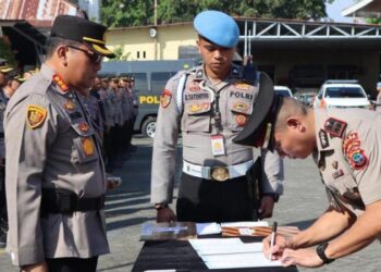 Kapolresta Manado, Kombes Pol Julianto Sirait, memimpin upacara serah terima jabatan (sertijab) dan pelantikan sejumlah Kapolsek di wilayah hukum Polresta Manado. Upacara yang digelar di halaman Apel Mako Polresta Manado ini berlangsung khidmat dan dihadiri oleh Wakapolresta Manado AKBP Faisol Wahyudi, PJU Polresta Manado,Kapolsek Jajaran dan Pengurus Bhayangkari Cabang Manado , Senin (27/5/2024).