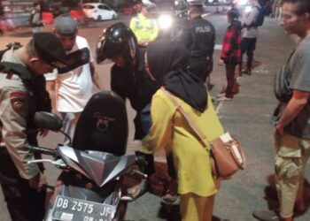 Personel Polresta Manado gencar melakukan Kegiatan Rutin yang Ditingkatkan (KRYD) guna meningkatkan keamanan dan ketertiban di wilayah hukum mereka. Dalam upaya memperkuat kehadiran polisi di tengah masyarakat, para petugas melakukan patroli intensif di berbagai titik strategis. Selain itu, mereka juga meningkatkan koordinasi dengan warga setempat untuk mendengar keluhan dan mengumpulkan informasi terkait aktivitas kriminalitas, Minggu (26/5/2024).