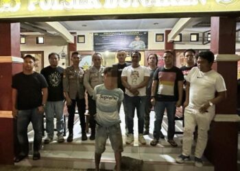 Tim Delta Resmob berhasil menjemput pelaku penganiayaan dengan senjata tajam di Polsek Bunaken, Manado. Pelaku yang diketahui bernama ML, seorang buruh bangunan berusia 30 tahun, ditangkap atas dugaan penganiayaan terhadap Revli Pontoh, seorang buruh berusia 45 tahun, di Kelurahan Bailang LK VI, Kecamatan Bunaken, Kota Manado, Pada hari Minggu, 26 Mei 2024, sekitar pukul 18.35 WITA.