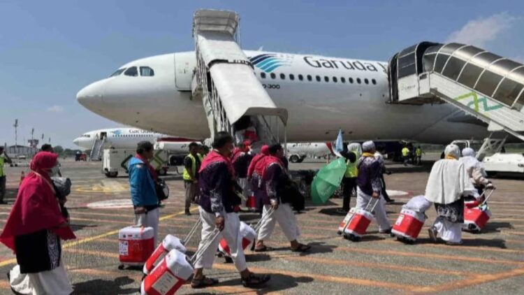 Pesawat Garuda Indonesia yang membawa rombongan jamaah haji Kloter 11 Embarkasi Medan, yang terdiri dari jamaah asal Medan, Batu Bara, dan Nias Utara, akhirnya mendarat mulus di Bandara King Abdul Aziz, Jeddah, Arab Saudi, pada Sabtu (25/5) pagi.