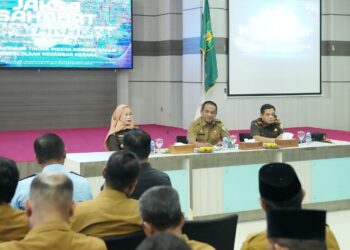 Sekretaris Daerah Kota Sabang, ketika membuka kegiatan Sosialisasi Pencegahan Tindak Pidana Korupsi dalam Pengelolaan Keuangan Negara, yang diselenggarakan Pusat Penerangan Hukum (PUSPENKUM) Kejaksaan RI, di Aula Pulau Weh Kantor Walikota Sabang, Selasa (28/5/24).