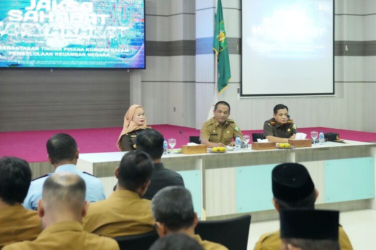 Sekretaris Daerah Kota Sabang, ketika membuka kegiatan Sosialisasi Pencegahan Tindak Pidana Korupsi dalam Pengelolaan Keuangan Negara, yang diselenggarakan Pusat Penerangan Hukum (PUSPENKUM) Kejaksaan RI, di Aula Pulau Weh Kantor Walikota Sabang, Selasa (28/5/24).