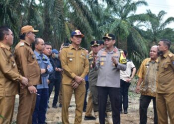 Penjabat Bupati Ogan Komering Ilir, Asmar Wijaya bersama jajaran Forum Koordinasi Pimpinan Daerah (Forkopimda) turun langsung menyambangi Desa Sungai Sodong Kecamatan Mesuji Kabupaten OKI, Selasa, (28/5/2024). Didampingi Kapolres OKI, AKBP Hendrawan Susanto, Kajari OKI, Hendri Hanafi serta pimpinan Organisasi Perangkat Daerah (OPD)
