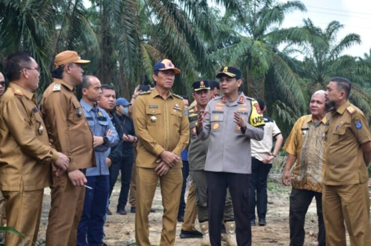 Penjabat Bupati Ogan Komering Ilir, Asmar Wijaya bersama jajaran Forum Koordinasi Pimpinan Daerah (Forkopimda) turun langsung menyambangi Desa Sungai Sodong Kecamatan Mesuji Kabupaten OKI, Selasa, (28/5/2024). Didampingi Kapolres OKI, AKBP Hendrawan Susanto, Kajari OKI, Hendri Hanafi serta pimpinan Organisasi Perangkat Daerah (OPD)